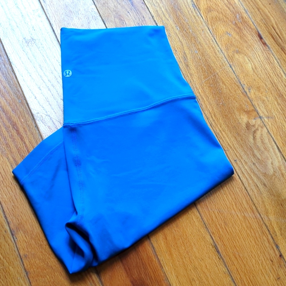 Lululemon align super high rise 10-in shorts. Color poolside. Size 10. HTF.